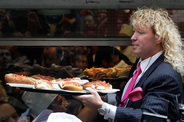Farkas regaló 2.500 completos del Domino's y revolucionó el paseo Ahumada