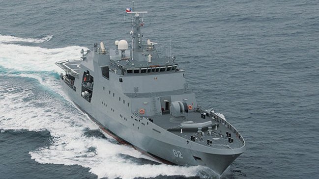 La armada rescata a cuatro pescadores peruanos en alta mar