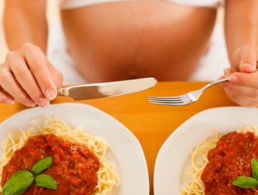 Estudio revela que mujeres embarazadas no necesitan “comer por dos”