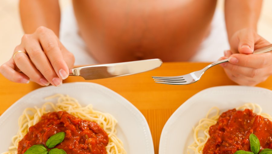 Estudio revela que mujeres embarazadas no necesitan “comer por dos”
