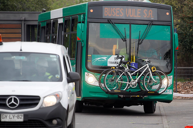 Prueban portabicicletas instalados en la parte frontal de buses del Transantiago