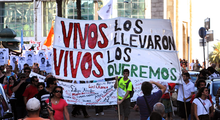 "La lucha sigue, sigue": Marcha multitudinaria en México por los 43