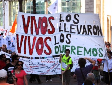 "La lucha sigue, sigue": Marcha multitudinaria en México por los 43