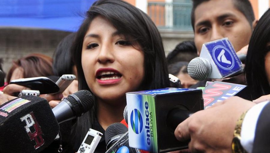 Hija de Evo Morales encabeza plantón por estudiantes mexicanos desaparecidos