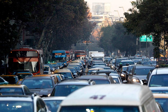 Caminar al trabajo por rutas menos transitadas ayuda a evitar alta contaminación