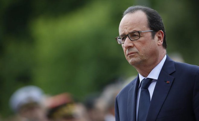 Hollande dice que bombardeos franceses destruyeron un campamento del EI