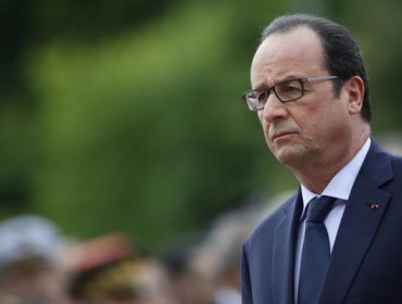 Hollande dice que bombardeos franceses destruyeron un campamento del EI