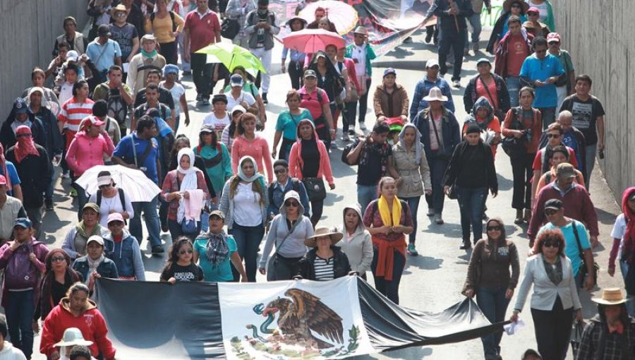 Mexicanos muestran que sigue prendida la llama de indignación por Ayotzinapa