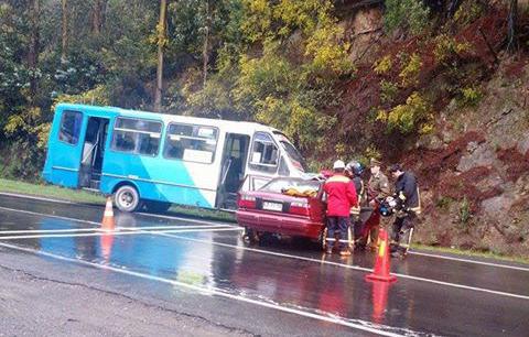 Colisión frontal entre bus y automóvil deja varios lesionados en la Región del Bío Bío