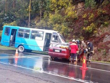 Colisión frontal entre bus y automóvil deja varios lesionados en la Región del Bío Bío