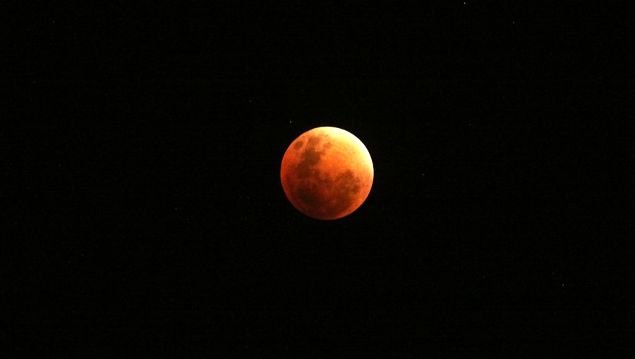 La luna roja en fotos: En el norte se pudo apreciar de mejor manera el eclipse que no sucederá hasta el 2033