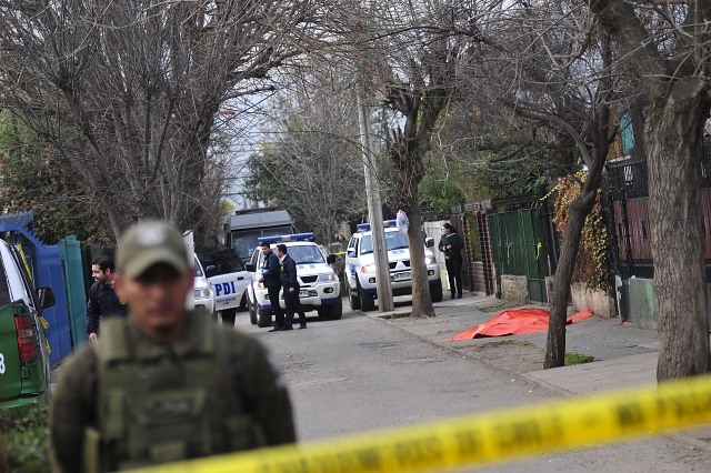 Banda de asaltantes logra magro botín en atraco a minimarket en Las Condes