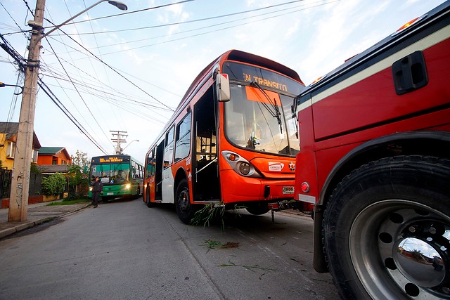 Bloqueo con bus y aglomeraciones en Metro en segundo día de huelga de choferes