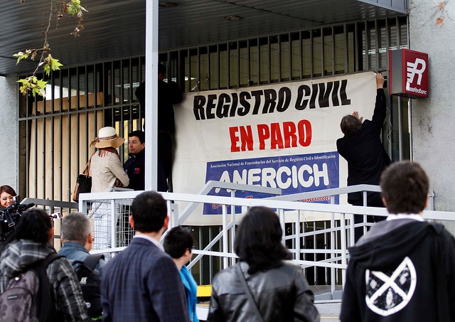 Trabajadores de Registro Civil emplazan a ministra Blanco por paro