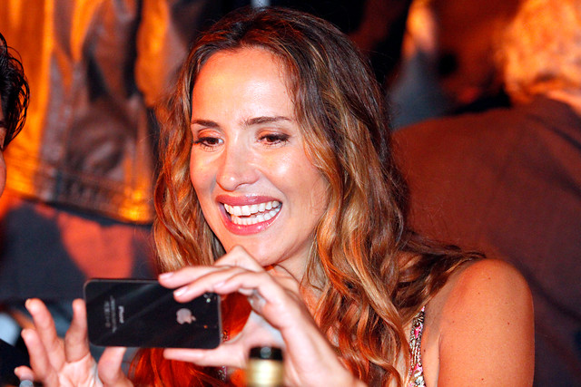 Como el vino: Angélica Castro se luce con diminuto bikini