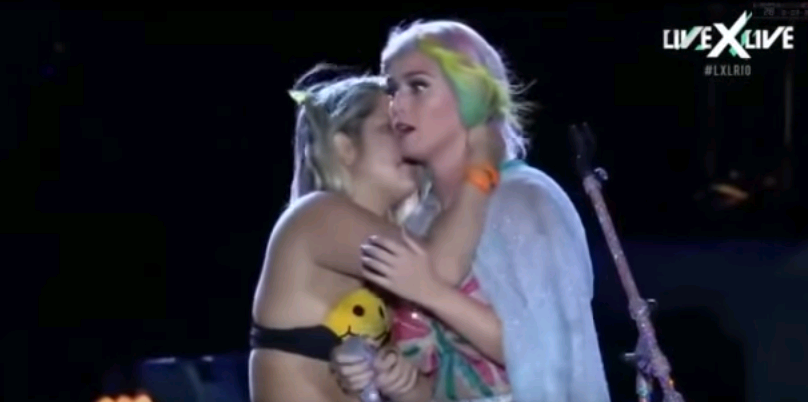Video: Katy Perry vive incómodo momento con cariñosa fans
