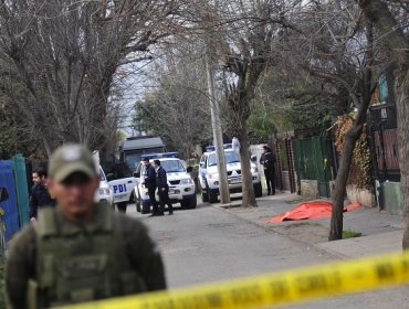 Banda de asaltantes logra magro botín en atraco a minimarket en Las Condes