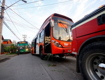 Bloqueo con bus y aglomeraciones en Metro en segundo día de huelga de choferes