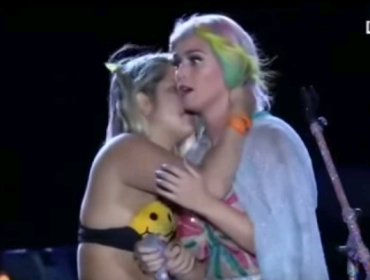 Video: Katy Perry vive incómodo momento con cariñosa fans