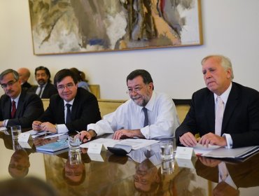 Burgos valora idea de desincentivar uso de efectivo en servicentros por asaltos