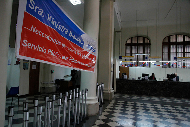 Con marcha por el centro de Santiago continúa paro indefinido del Registro Civil