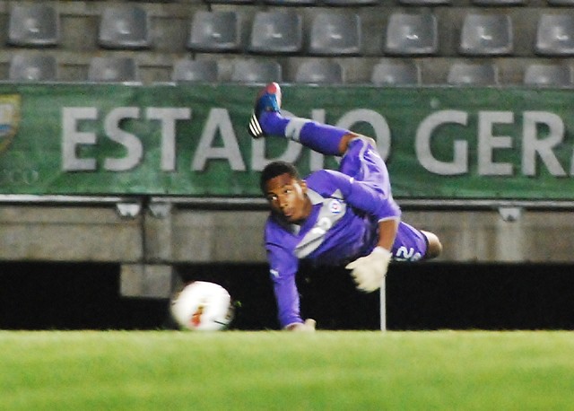 Swindon Town le da una nueva oportunidad al arquero Lawrence Vigouroux