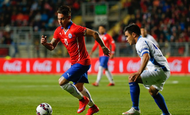 Eduardo Vargas preocupa en la Roja tras presentar molestias en el tobillo