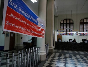 Con marcha por el centro de Santiago continúa paro indefinido del Registro Civil