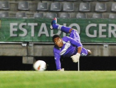 Swindon Town le da una nueva oportunidad al arquero Lawrence Vigouroux