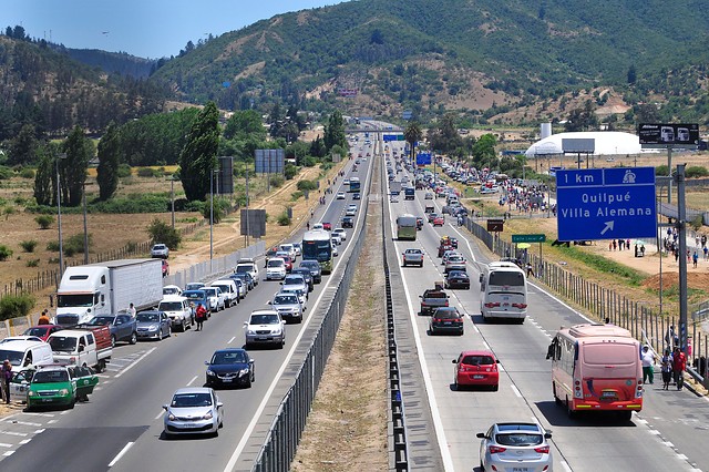 Volcamiento de un camión causa congestión de varios kilómetros en ruta 68