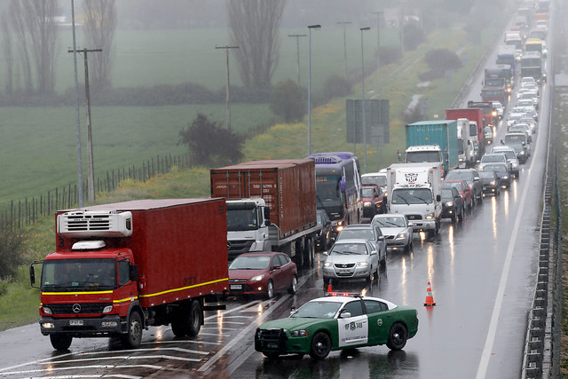 Más de 4 horas se han extendido labores de despeje tras volcamiento en ruta 68