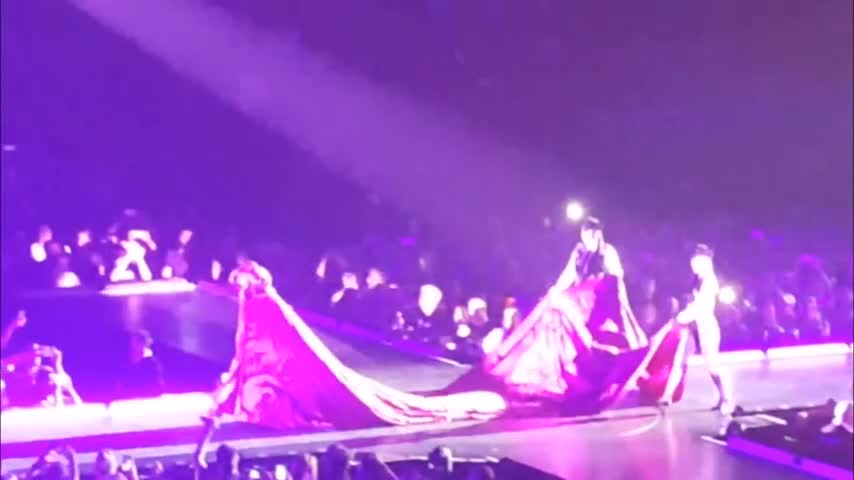 Video: Madonna casi se cae nuevamente en el escenario