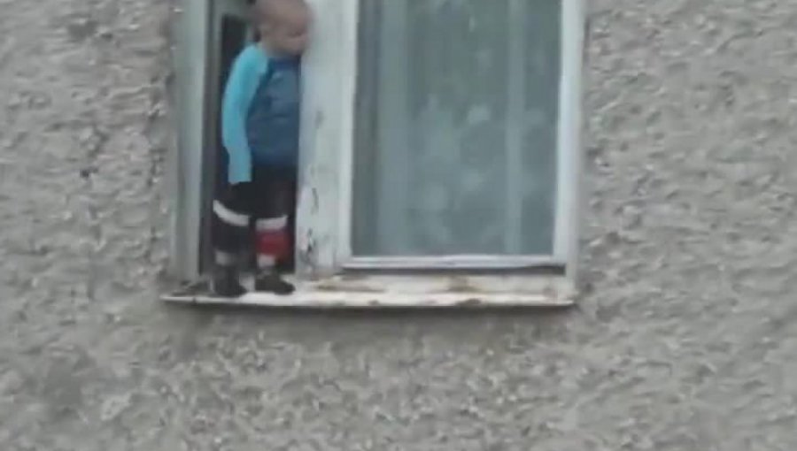 Video: Niño de 2 años juega al borde de una ventana en un octavo piso