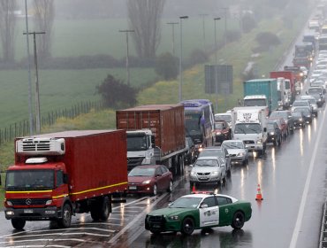 Más de 4 horas se han extendido labores de despeje tras volcamiento en ruta 68