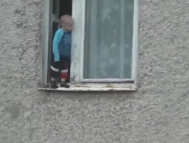 Video: Niño de 2 años juega al borde de una ventana en un octavo piso