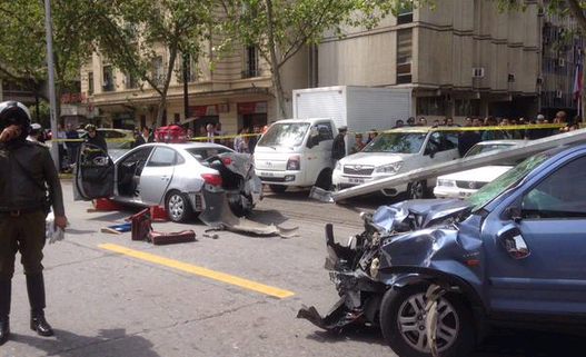 Dos personas fallecidas y dos lesionadas deja accidente múltiple en centro de Santiago