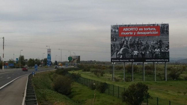 Instalan gigantografías que comparan el aborto con los detenidos desaparecidos