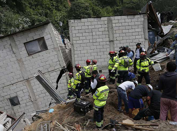 Aumentan a 16 los muertos y a 600 los desaparecidos por derrumbe en Guatemala