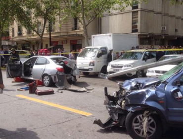 Dos personas fallecidas y dos lesionadas deja accidente múltiple en centro de Santiago