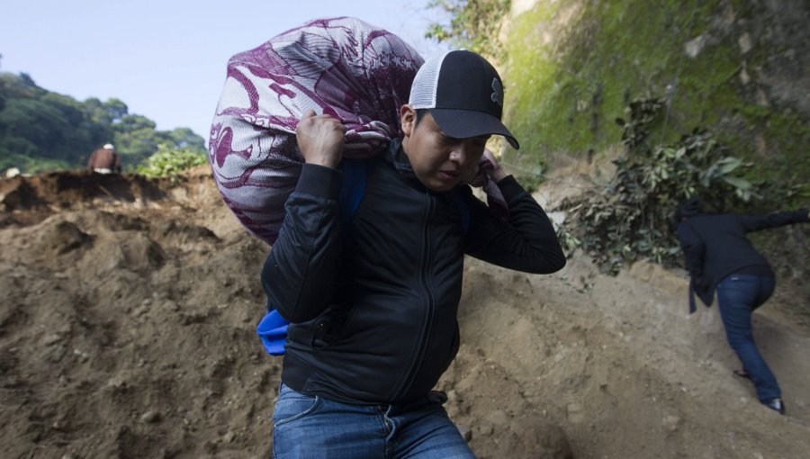 Reducen a cuatro la cifra de muertos por deslizamiento en Guatemala