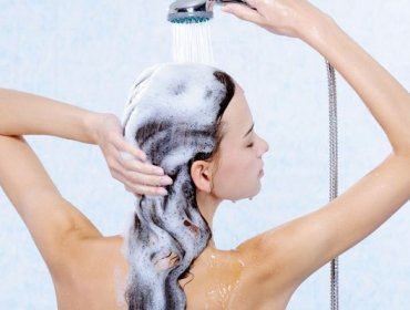 Aprende cómo lavar tu cabello en verano para minimizar los daños