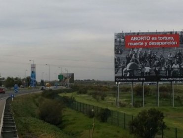 Instalan gigantografías que comparan el aborto con los detenidos desaparecidos