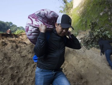 Reducen a cuatro la cifra de muertos por deslizamiento en Guatemala