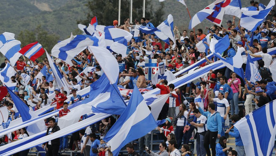 Hinchas de la UC realizan "banderazo" de cara al clásico con el líder Colo Colo