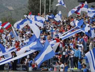 Hinchas de la UC realizan "banderazo" de cara al clásico con el líder Colo Colo