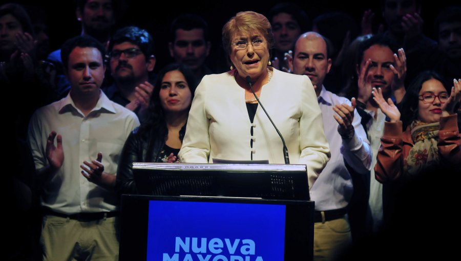 Bachelet admite que "hemos cometido errores" en 27 aniversario triunfo del NO