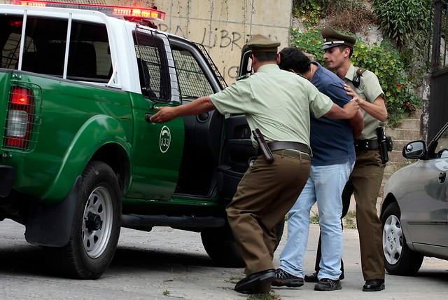 Carabineros detiene a cuatro sujetos y recupera automóvil en Lo Barnechea