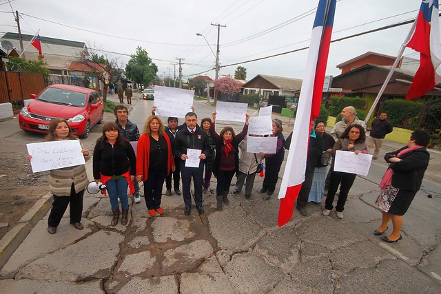 Vecinos de Maipú repiten protesta por mal estado de calles en esa comuna