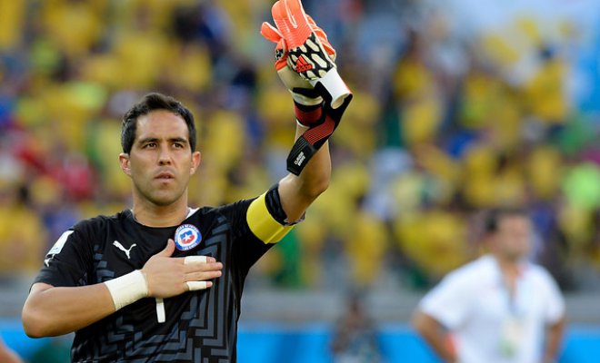 Claudio Bravo arribó a Chile para sumarse a los trabajos de la Roja