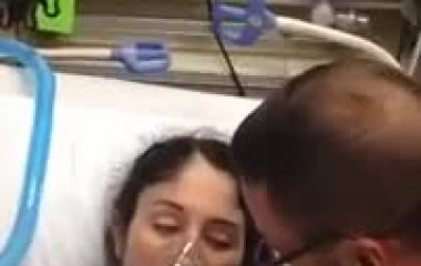 Video: Madre despierta de coma al escuchar a su bebé